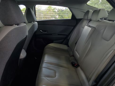 Used 2022 Hyundai Elantra Limited FWD image 9