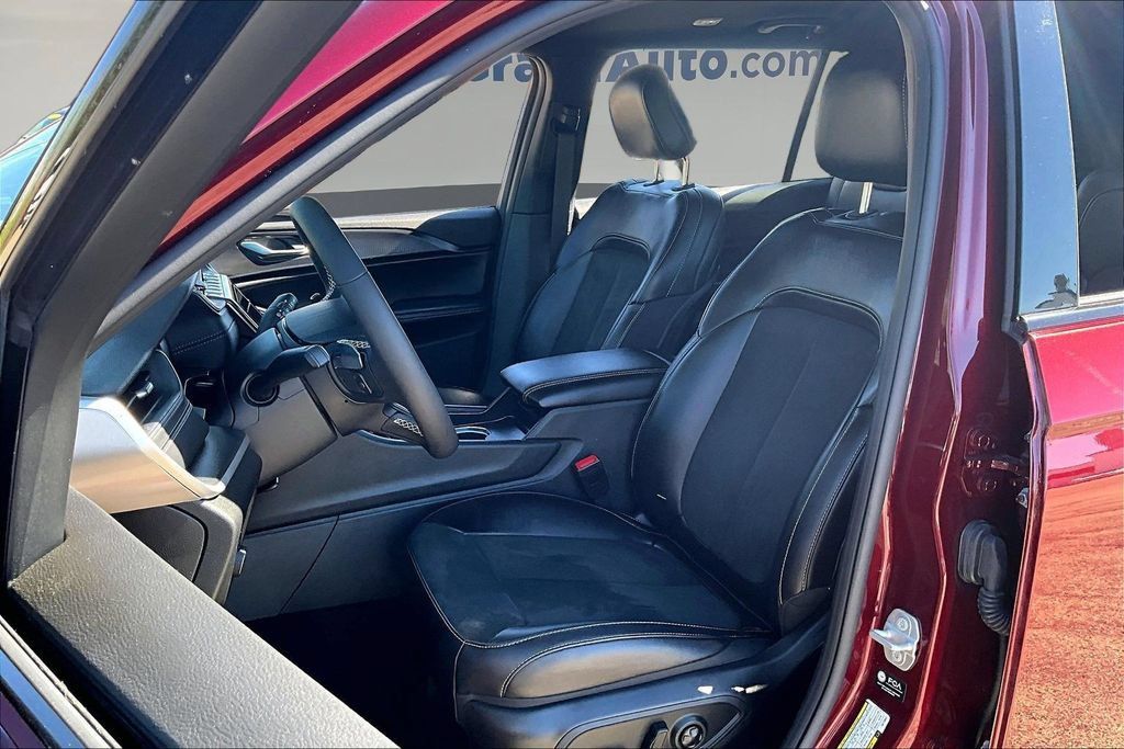 Used 2025 Jeep Grand Cherokee L Laredo AWD/4WD image 25