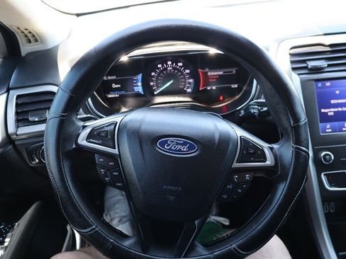Used 2020 Ford Fusion SE FWD image 8