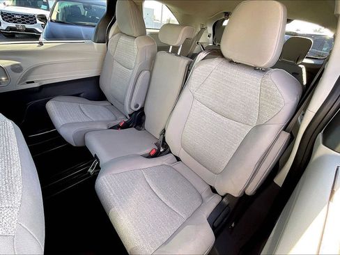Used 2024 Toyota Sienna LE image 33