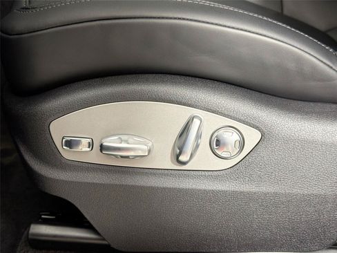 Certified 2026 Porsche Macan AWD/4WD image 32