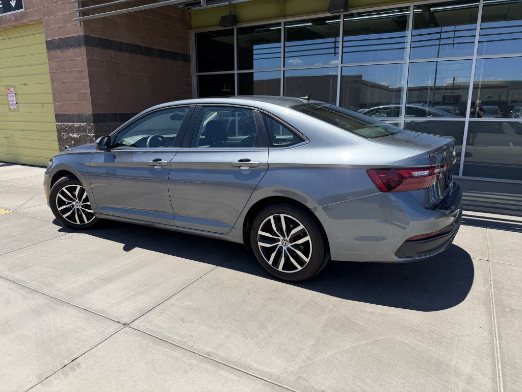 Used 2025 Volkswagen Jetta SE w/ Sunroof Package FWD image 5