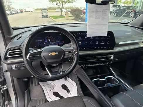 Used 2025 Chevrolet Traverse LT FWD image 23