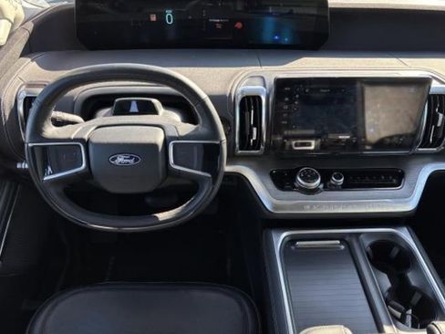 Used 2025 Ford Expedition Platinum image 10