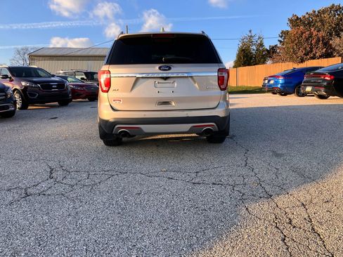 Used 2017 Ford Explorer XLT image 6