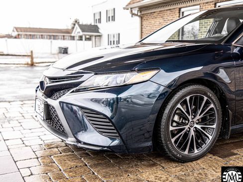 Used 2018 Toyota Camry SE image 4
