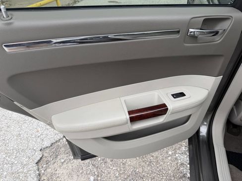 Used 2010 Chrysler 300 C w/ Luxury Group II RWD image 15