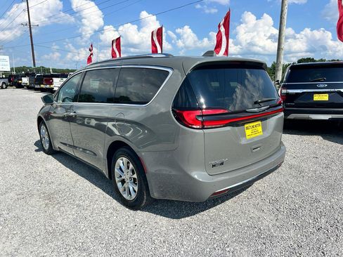 Used 2021 Chrysler Pacifica Touring-L w/ Premium & Safety Sphere Group FWD image 17