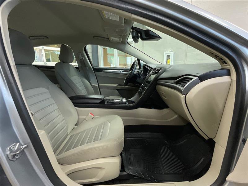Used 2020 Ford Fusion SE FWD image 30
