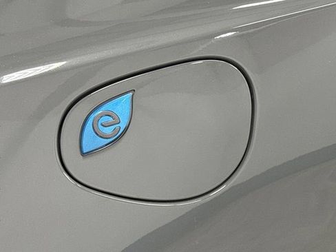 Used 2022 Chrysler Pacifica Limited w/ Uconnect Theater Family Group image 39