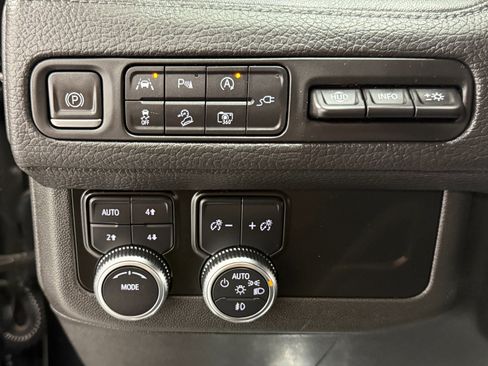 Used 2022 GMC Yukon XL Denali AWD/4WD image 25