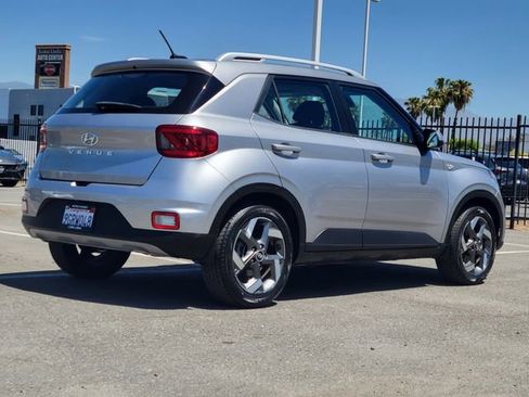 Used 2023 Hyundai Venue SEL FWD image 4