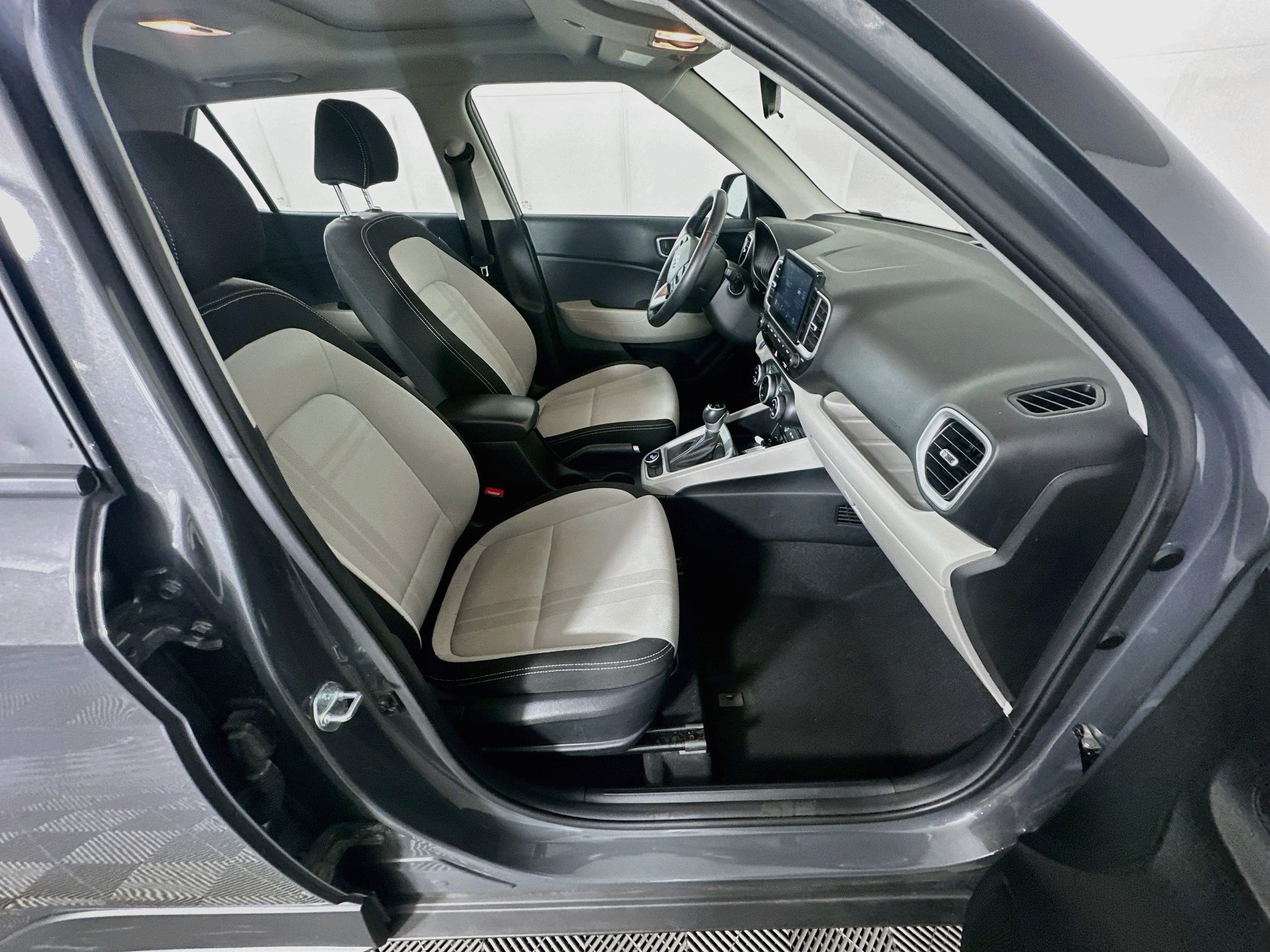 Used 2025 Hyundai Venue SEL FWD image 30