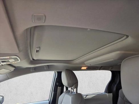 Used 2025 Toyota Sienna XLE image 14