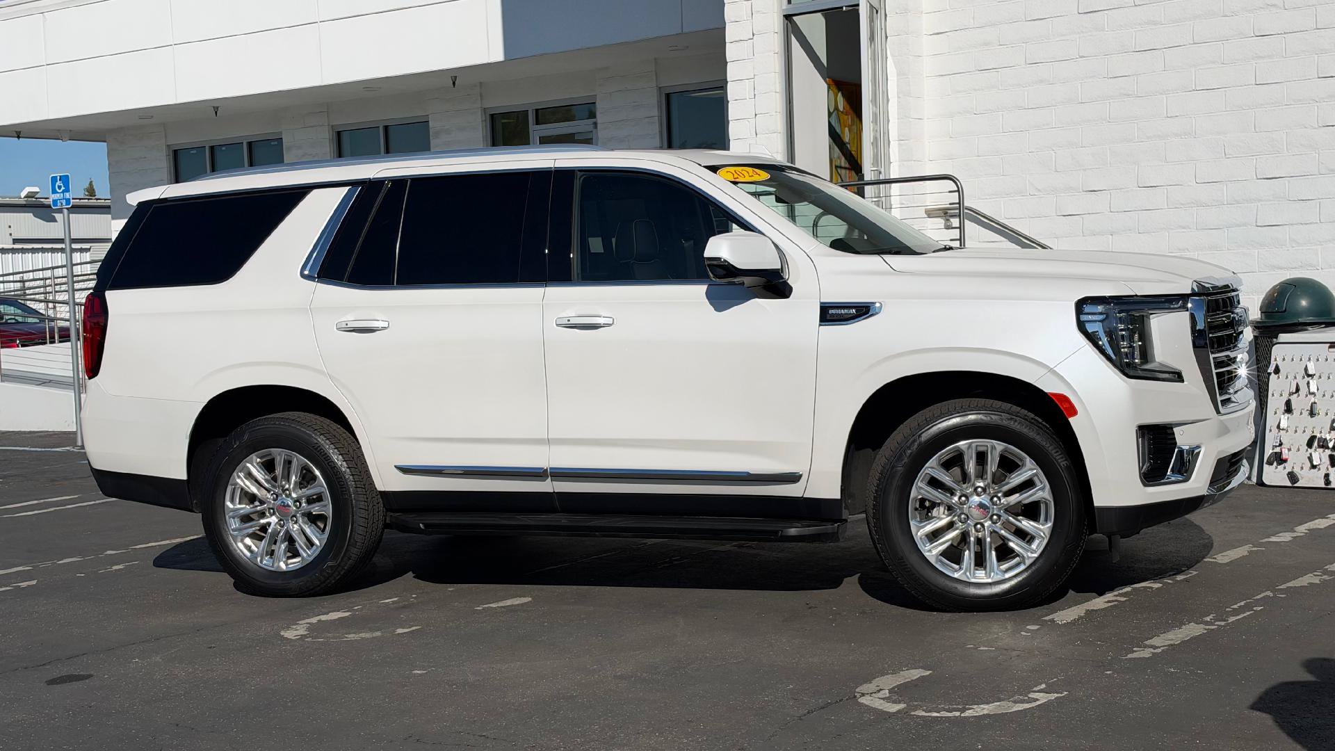 Used 2024 GMC Yukon SLT w/ SLT Premium Package AWD/4WD image 2