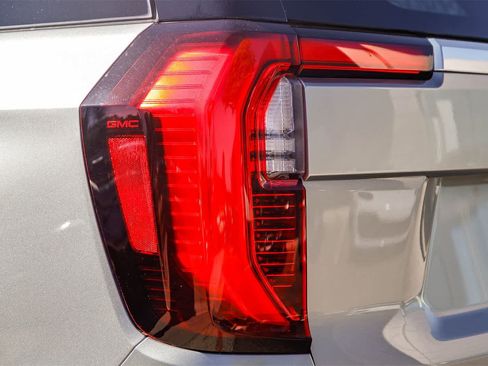 Used 2025 GMC Yukon XL Denali image 7