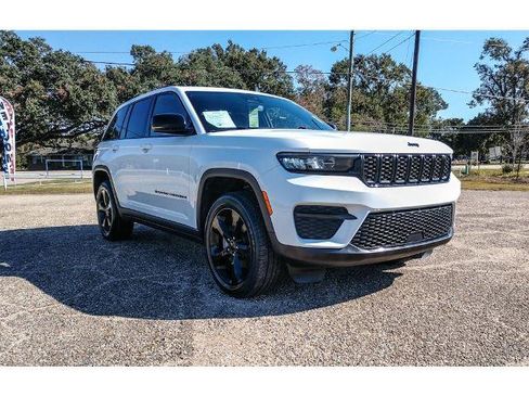 Used 2023 Jeep Grand Cherokee Altitude image 5