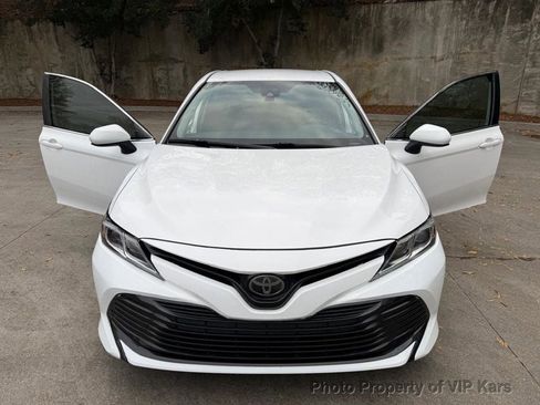 Used 2020 Toyota Camry LE image 9