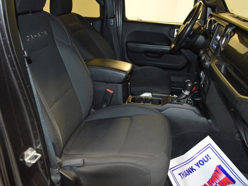 Used 2018 Jeep Wrangler Unlimited Sahara image 11