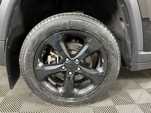 Used 2023 Jeep Grand Cherokee L Limited w/ Black Appearance Package image 12