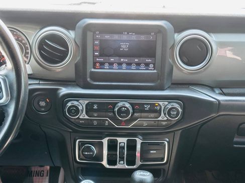 Used 2018 Jeep Wrangler Unlimited Sahara AWD/4WD image 12