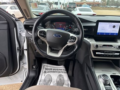 Used 2021 Ford Explorer XLT image 14