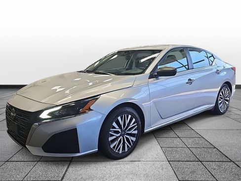 Used 2024 Nissan Altima 2.5 SV image 1