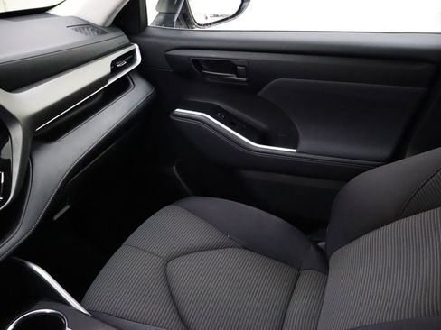 Used 2022 Toyota Highlander LE image 22