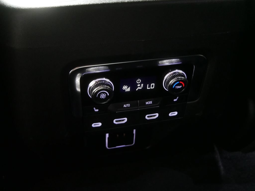 Used 2024 GMC Yukon Denali w/ Advanced Technology Package AWD/4WD image 23