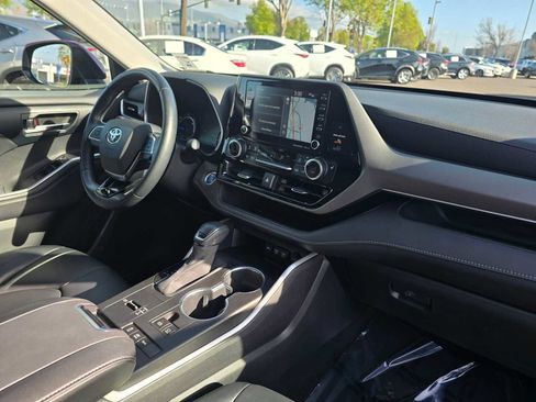 Used 2020 Toyota Highlander XLE image 12