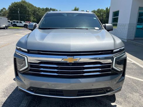 Used 2025 Chevrolet Suburban LT w/ Comfort Package AWD/4WD image 5