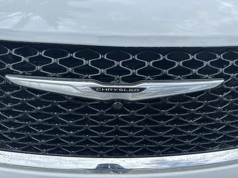 Used 2024 Chrysler Pacifica Touring FWD image 10