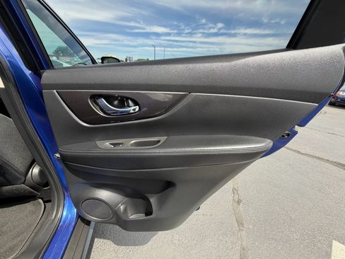 Used 2018 Nissan Rogue SV AWD/4WD image 16