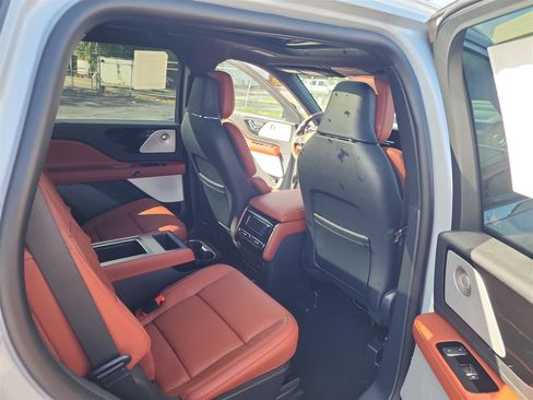 New 2025 Lincoln Aviator Reserve w/ Luxury Package image 17