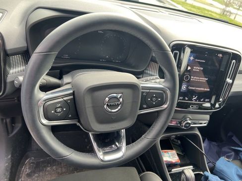 Used 2022 Volvo XC40 T5 R-Design image 10