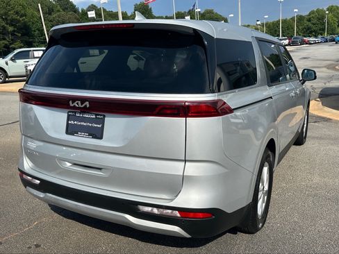 Used 2023 Kia Carnival LX FWD image 3