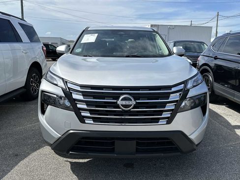 Used 2024 Nissan Rogue SV image 3
