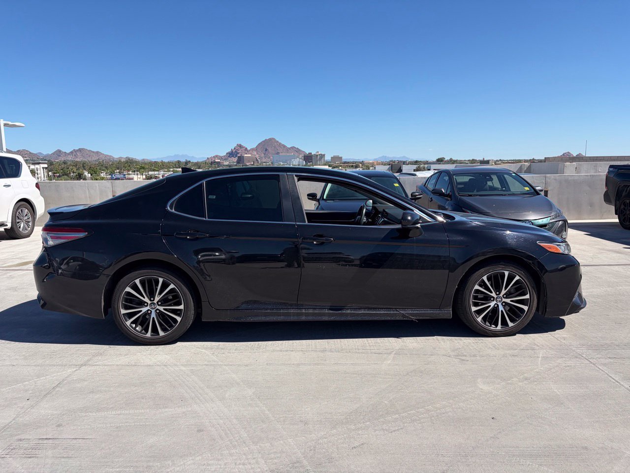 Used 2019 Toyota Camry SE w/ Carpet Mat Package FWD image 3