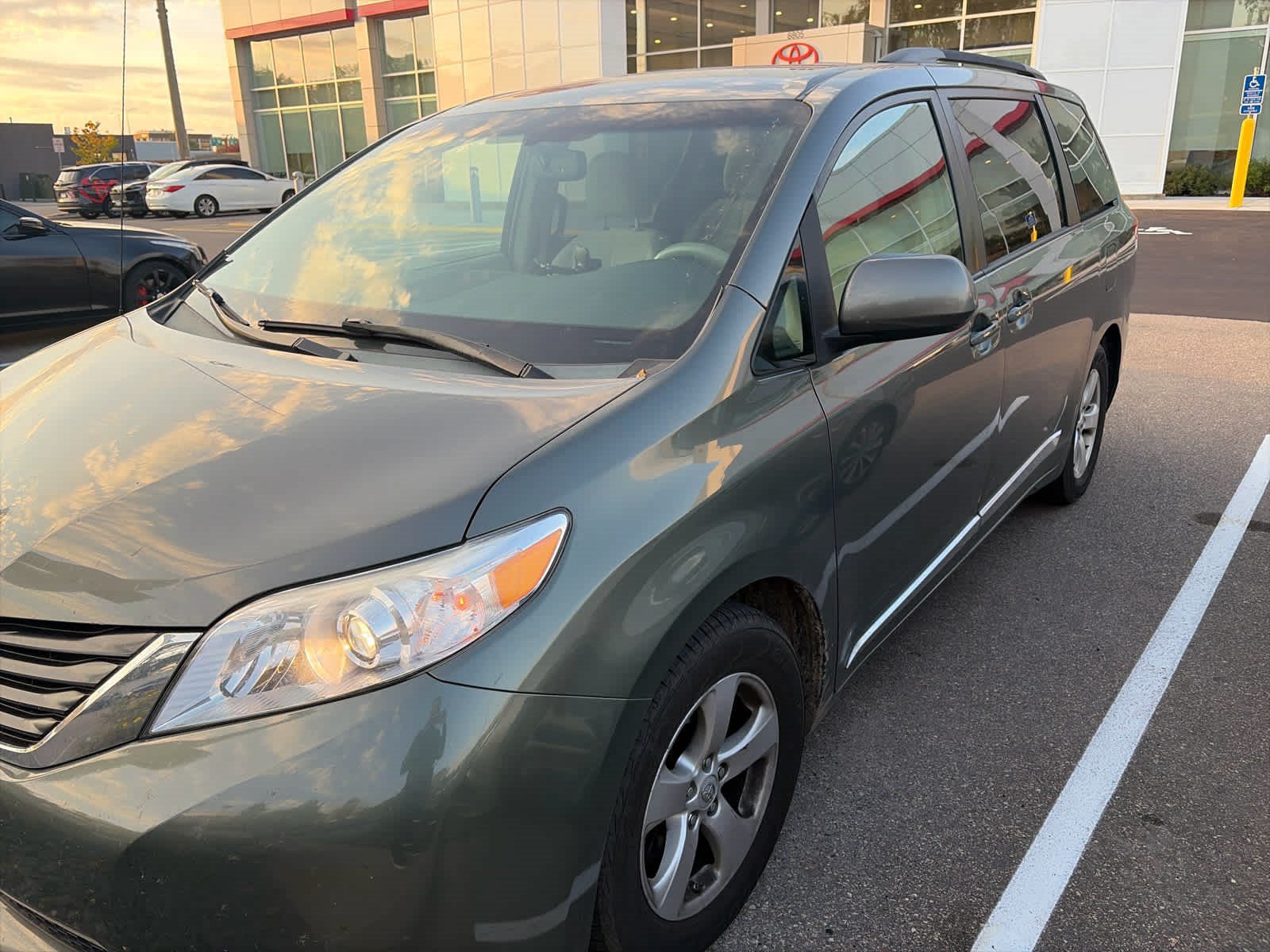 Used 2012 Toyota Sienna LE w/ Towing Pkg FWD image 3