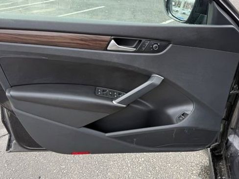 Used 2022 Volkswagen Passat 2.0T image 11