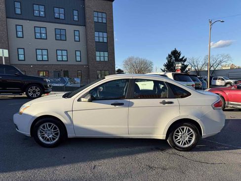 Used 2011 Ford Focus SE image 4