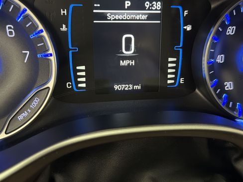 Used 2018 Chrysler Pacifica Touring-L FWD image 22