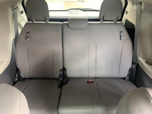 Used 2022 Toyota Sienna XLE AWD/4WD image 32