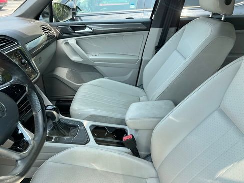 Used 2022 Volkswagen Tiguan SE R-Line FWD image 8