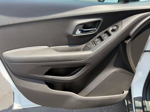 Used 2021 Chevrolet Trax LT w/ Redline Edition FWD image 17