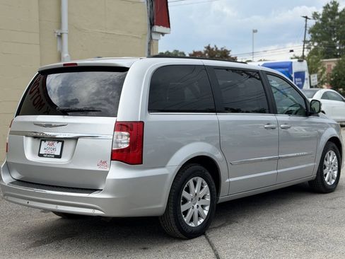 Used 2012 Chrysler Town & Country Touring-L w/ Entertainment Group #2 FWD image 8