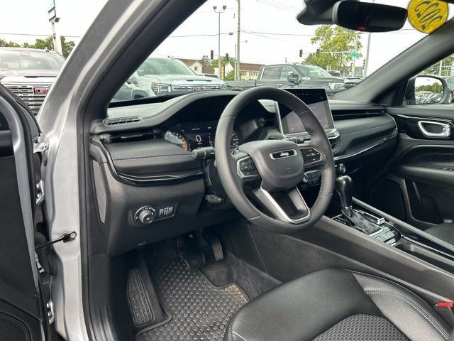 Used 2025 Jeep Compass Latitude w/ Convenience Group AWD/4WD image 29