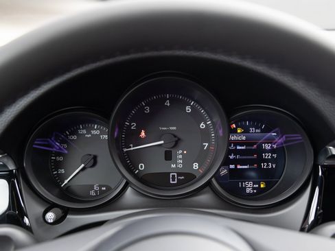 Certified 2025 Porsche Macan image 14