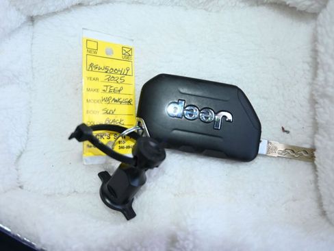 Used 2025 Jeep Wrangler Unlimited Sahara AWD/4WD image 22