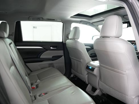 Used 2017 Toyota Highlander XLE AWD/4WD image 42